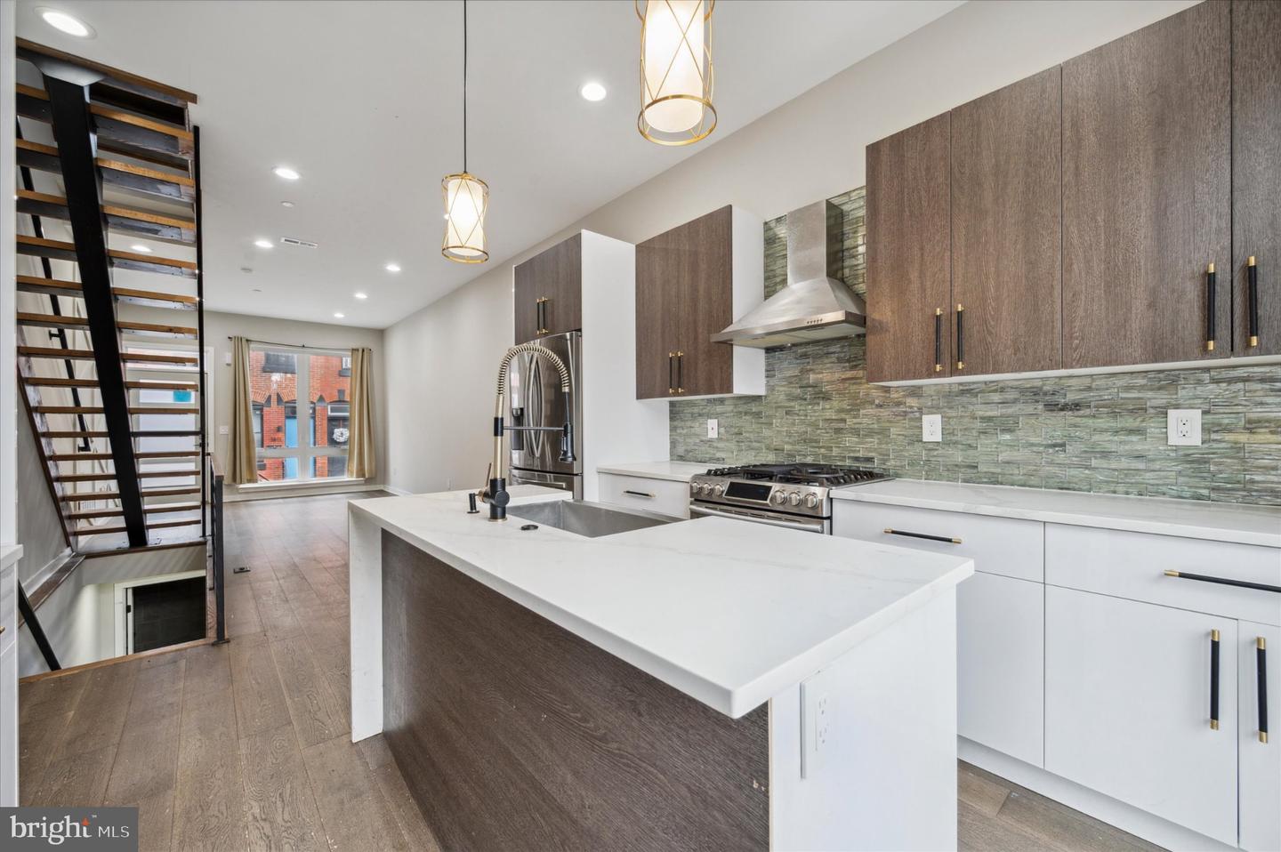 1410 N Dover St Property Photo 7