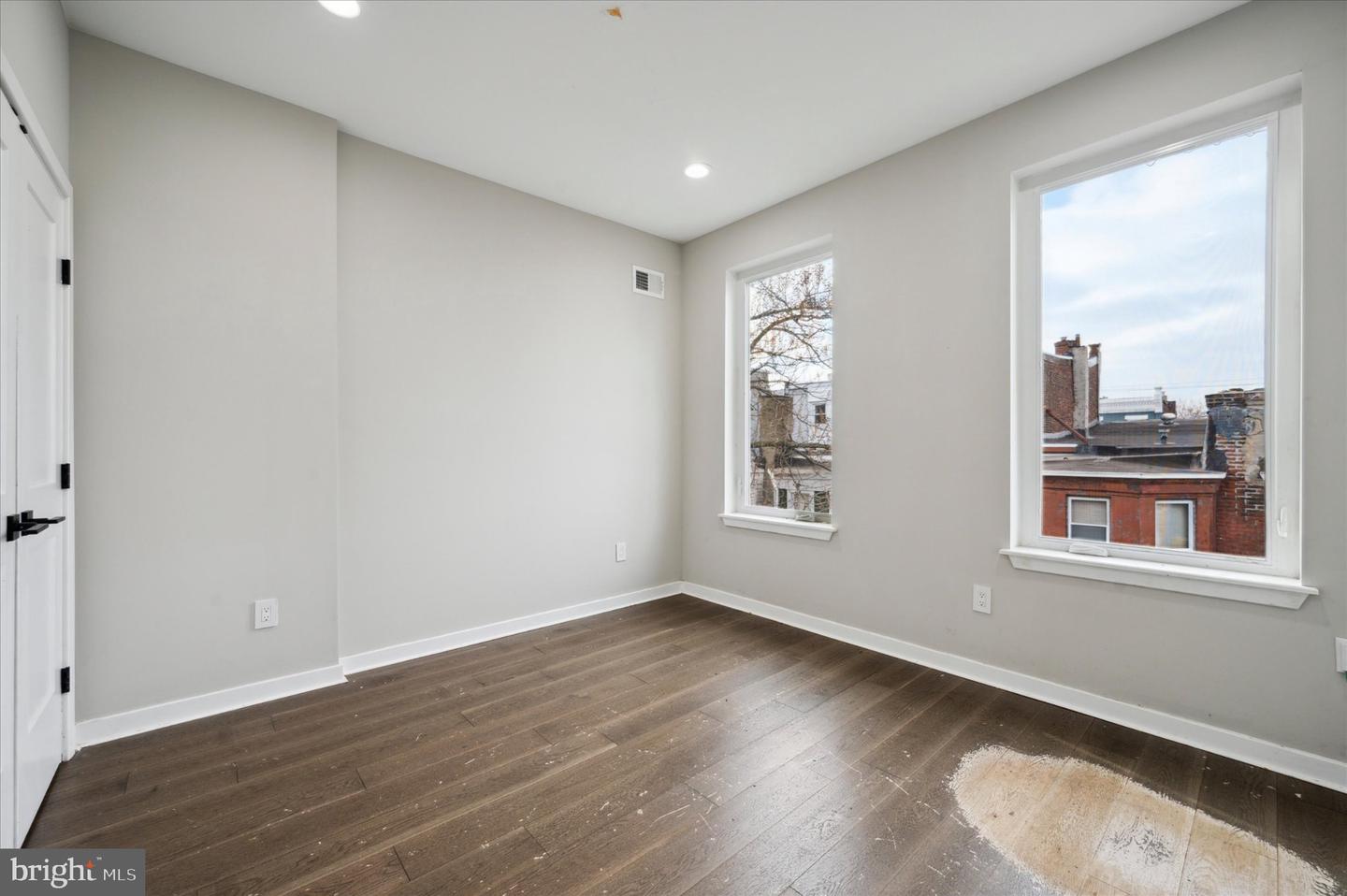 1410 N Dover St Property Photo 9