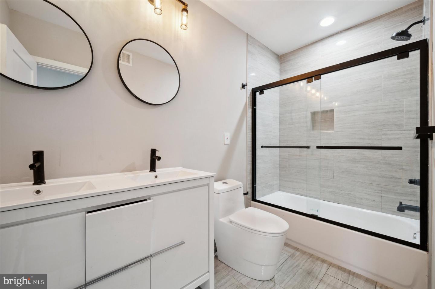 1410 N Dover St Property Photo 11