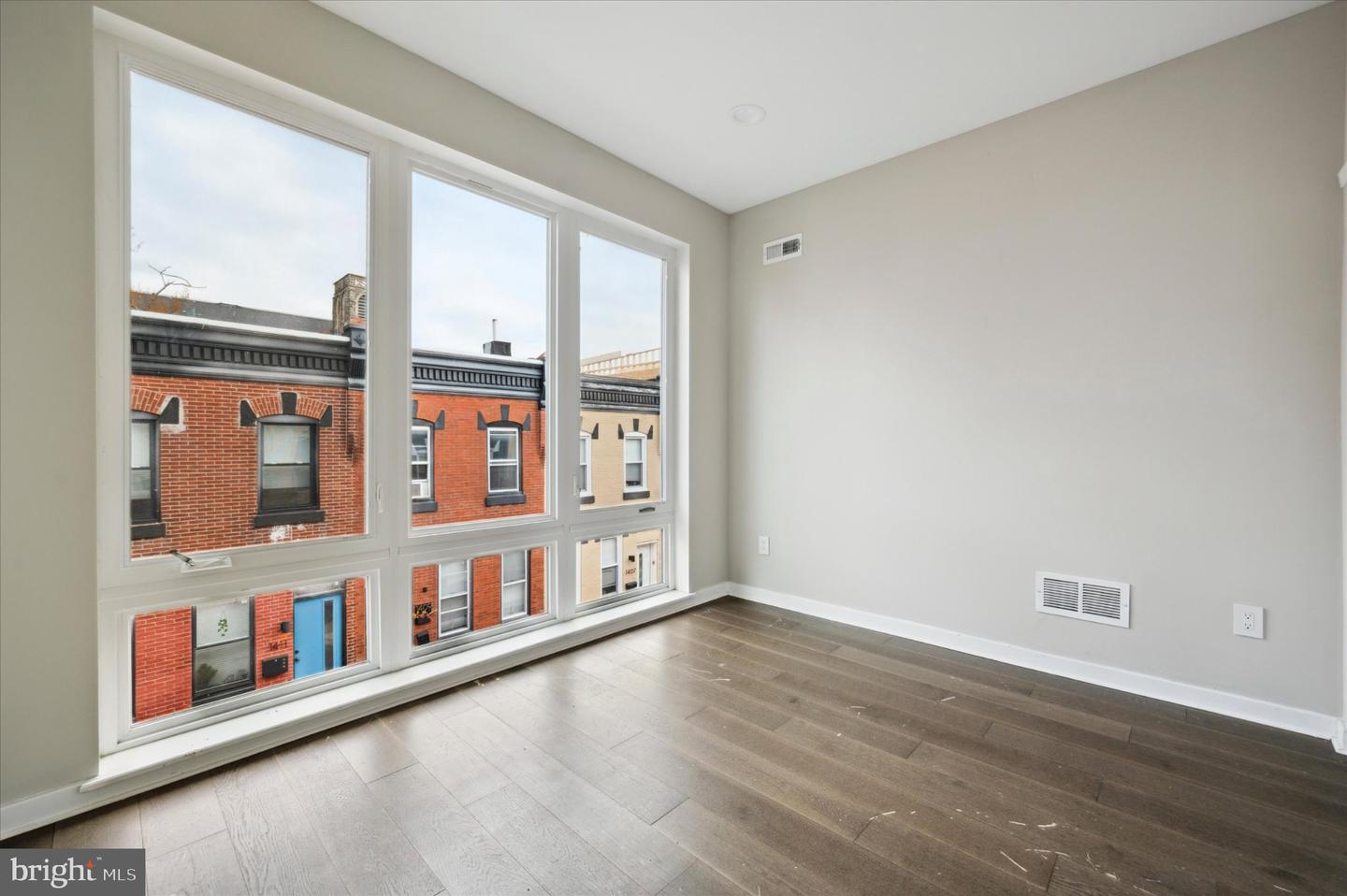 1410 N Dover St Property Photo 12