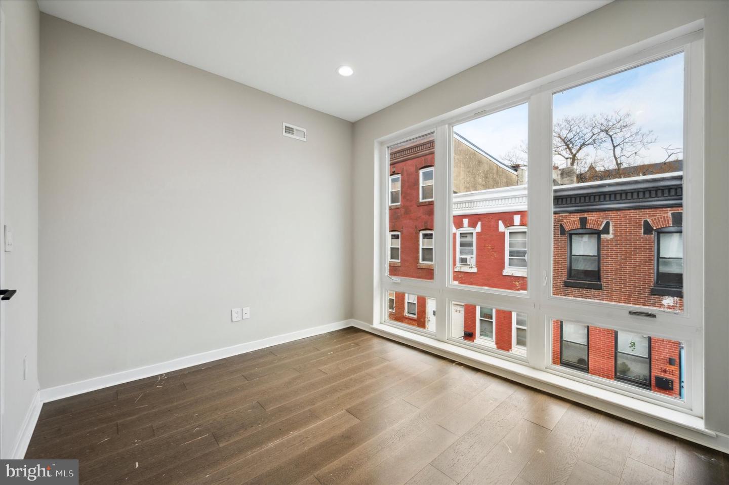 1410 N Dover St Property Photo 13