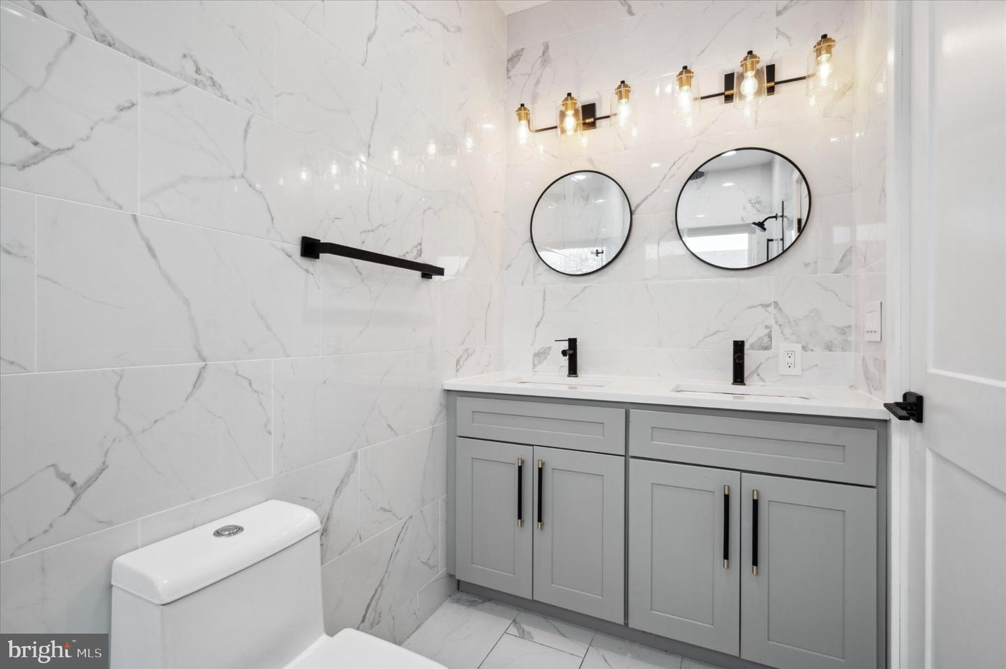 1410 N Dover St Property Photo 18