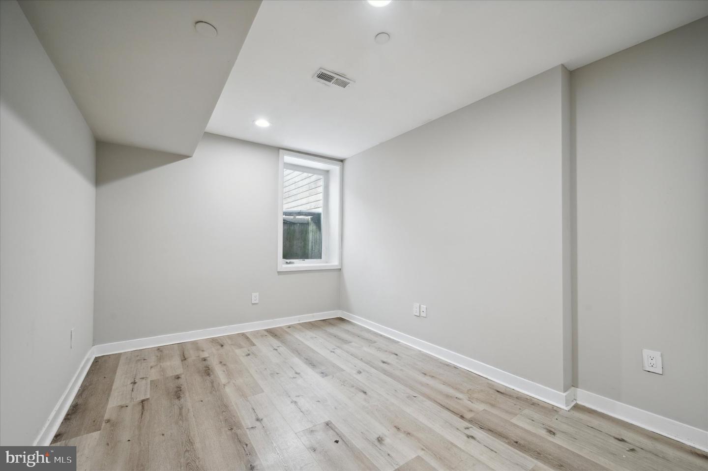 1410 N Dover St Property Photo 21
