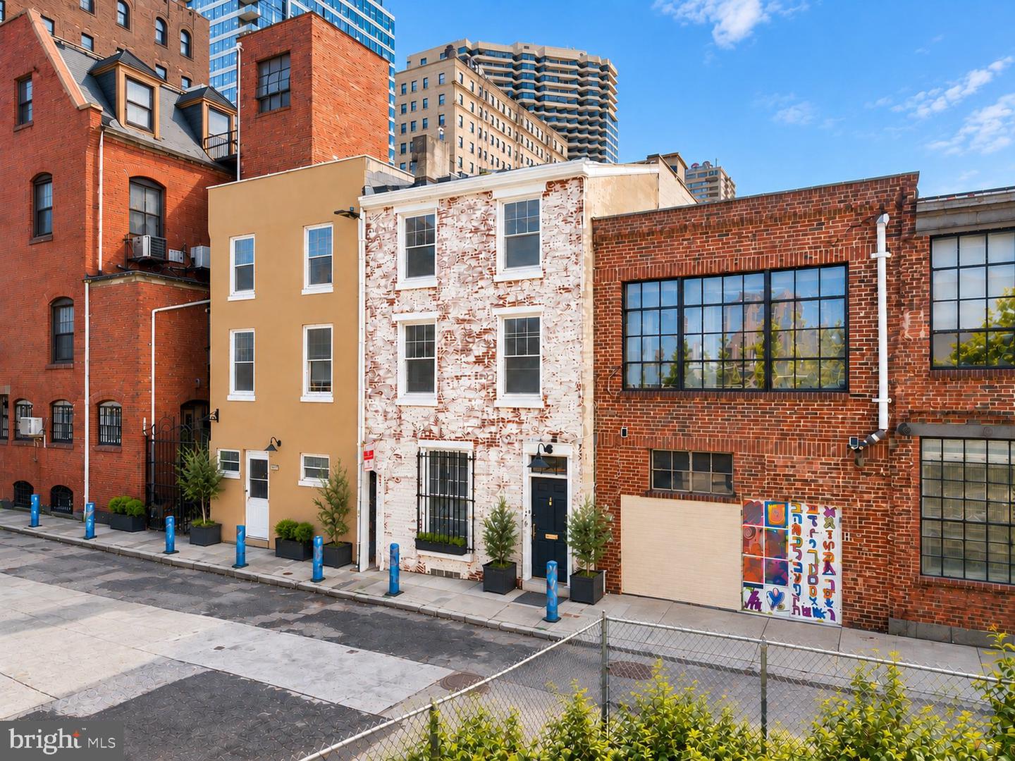 2010 Ionic St Property Photo 1