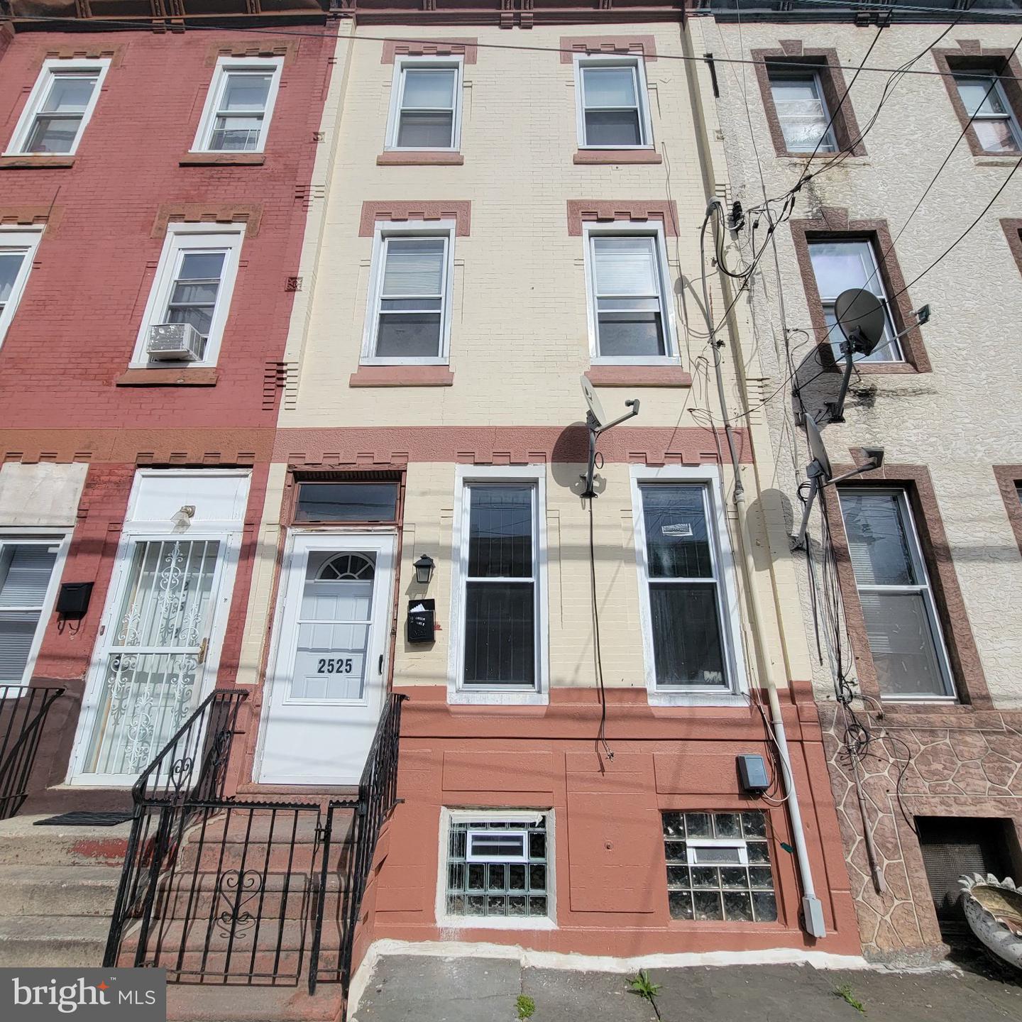 2525 N 12TH ST Property Photo 1