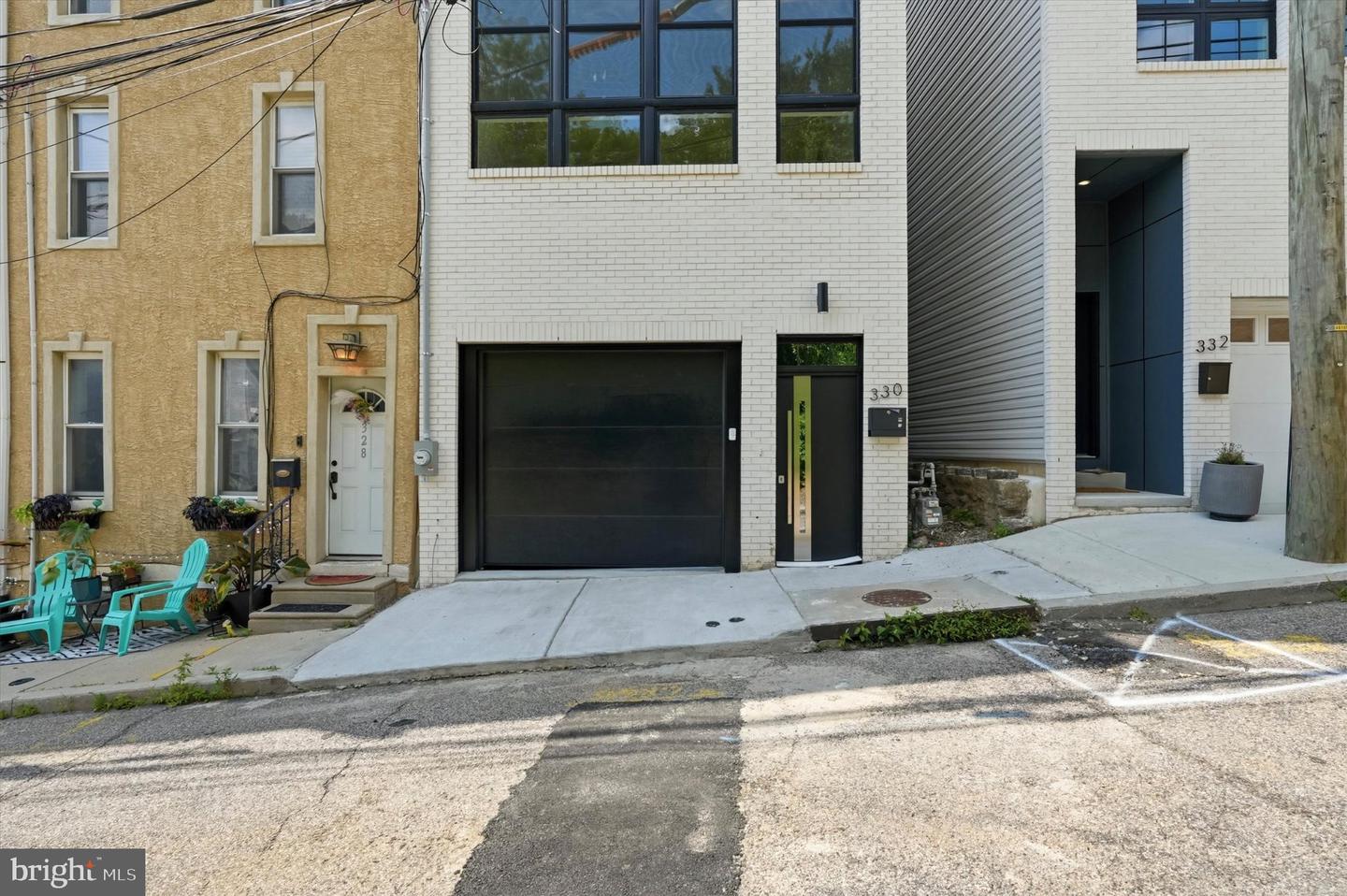 330 Carson St Property Photo 2