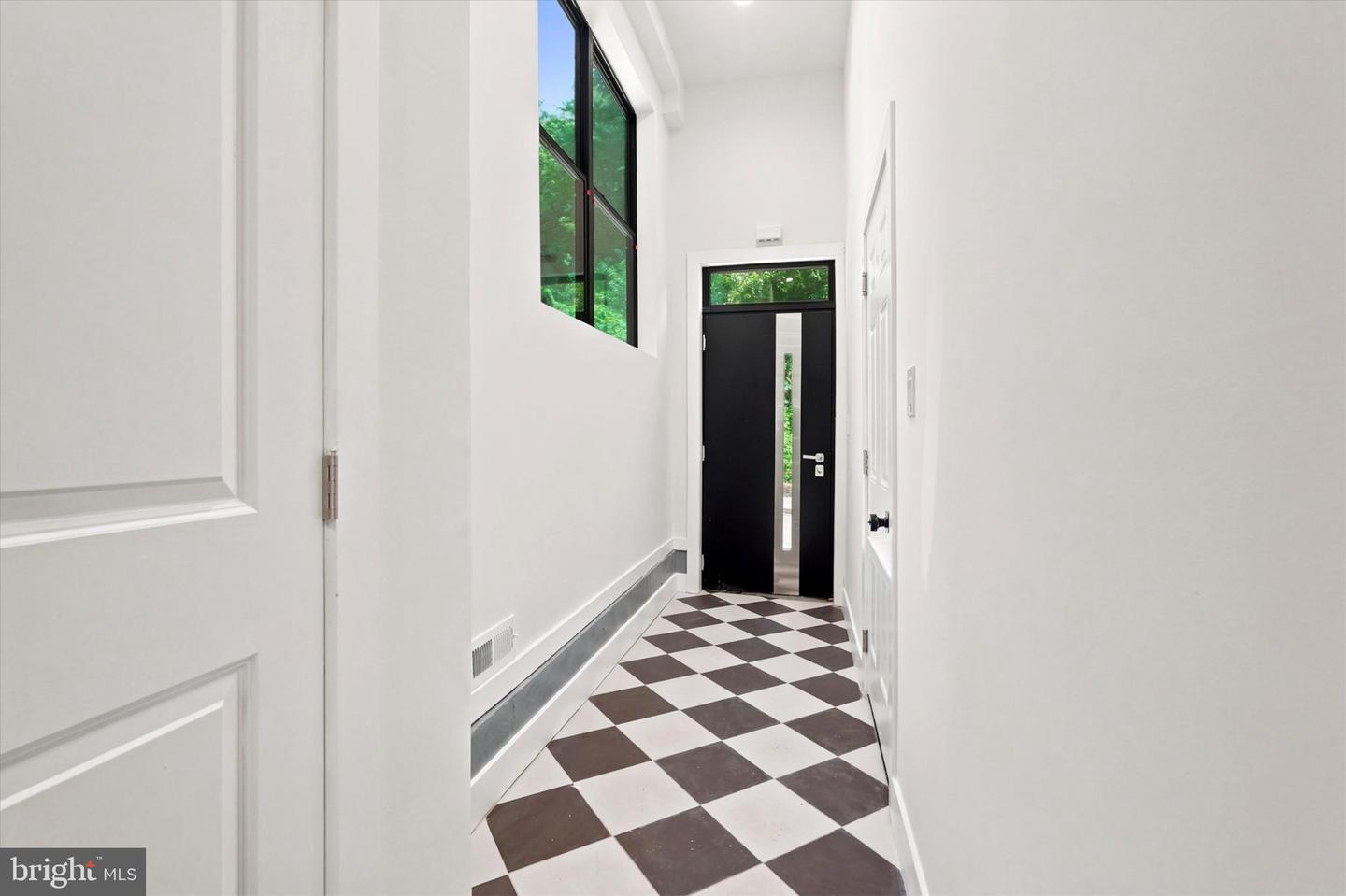 330 Carson St Property Photo 3