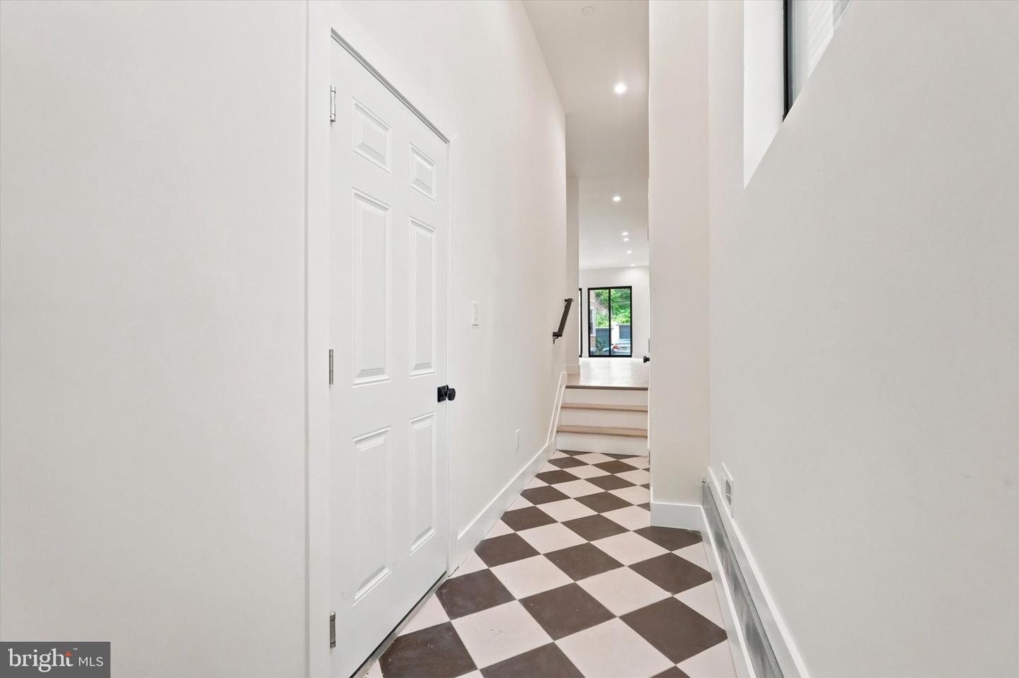 330 Carson St Property Photo 4