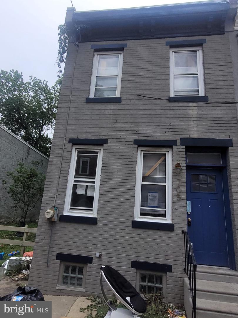 705 N DEKALB ST Property Photo 1