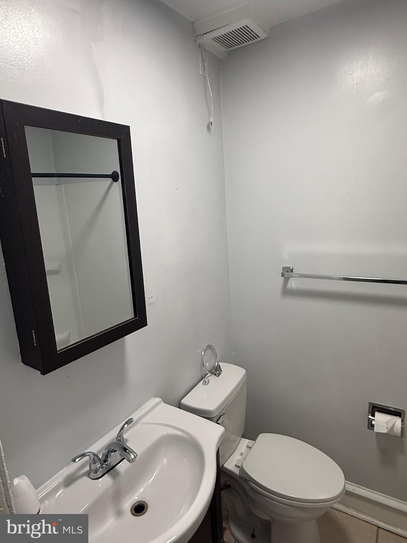 886 Sanger St Property Photo 6