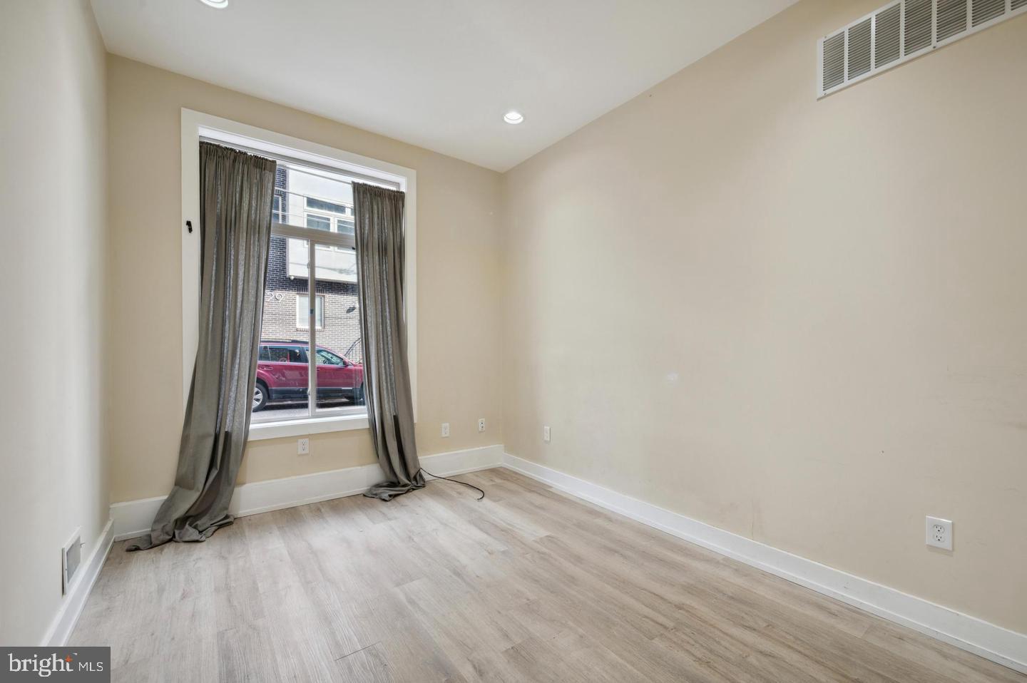 2024-26 E Fletcher St #1 Property Photo 12