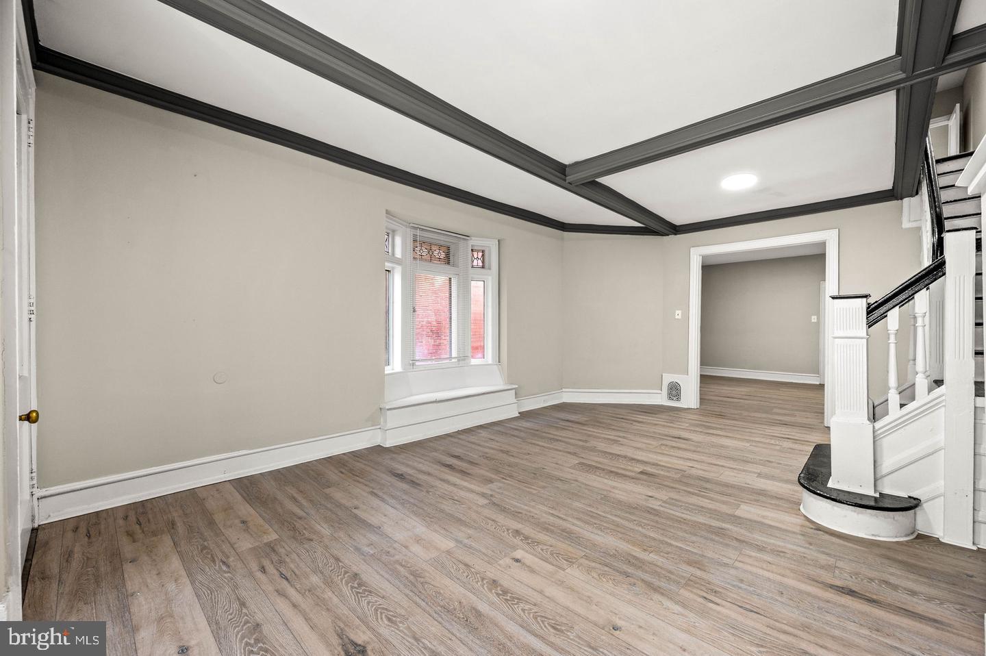 5011 Larchwood Ave Property Photo 3