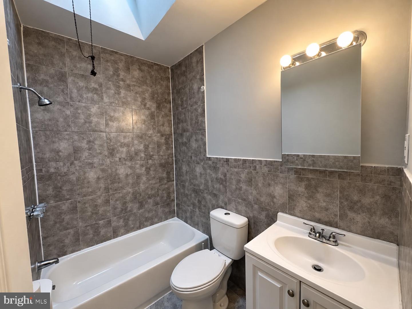 5648 N Lawrence St Property Photo 12