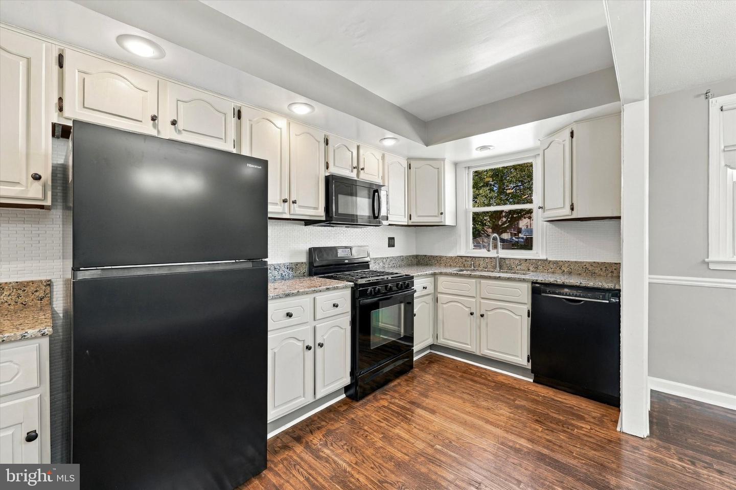 3127 Fairfield St Property Photo 8