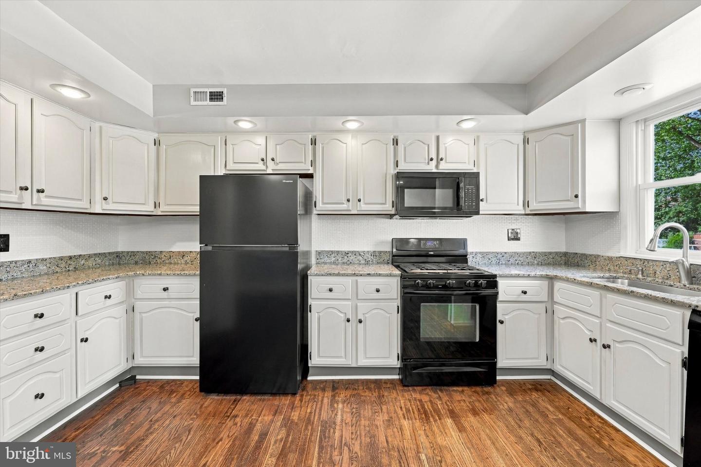 3127 Fairfield St Property Photo 9