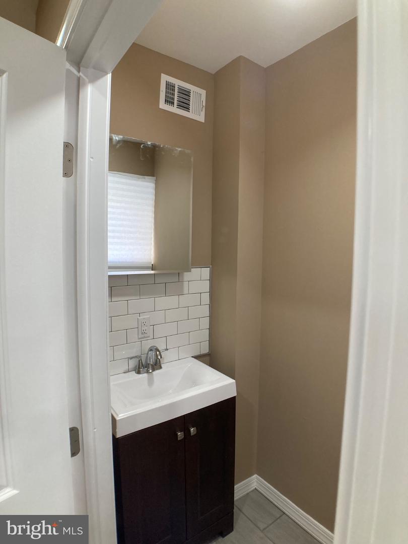 4523 Parrish St Property Photo 9