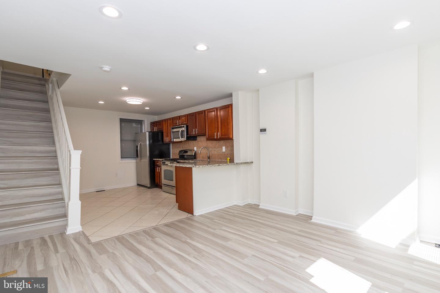 2711 Oakford St Property Photo 3