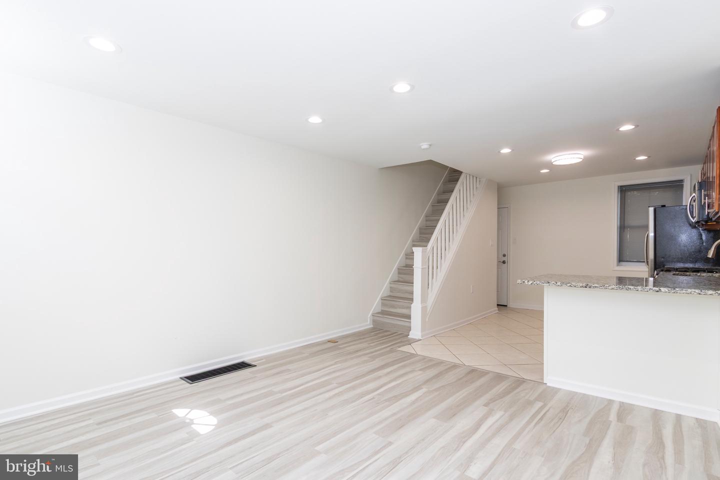 2711 Oakford St Property Photo 4