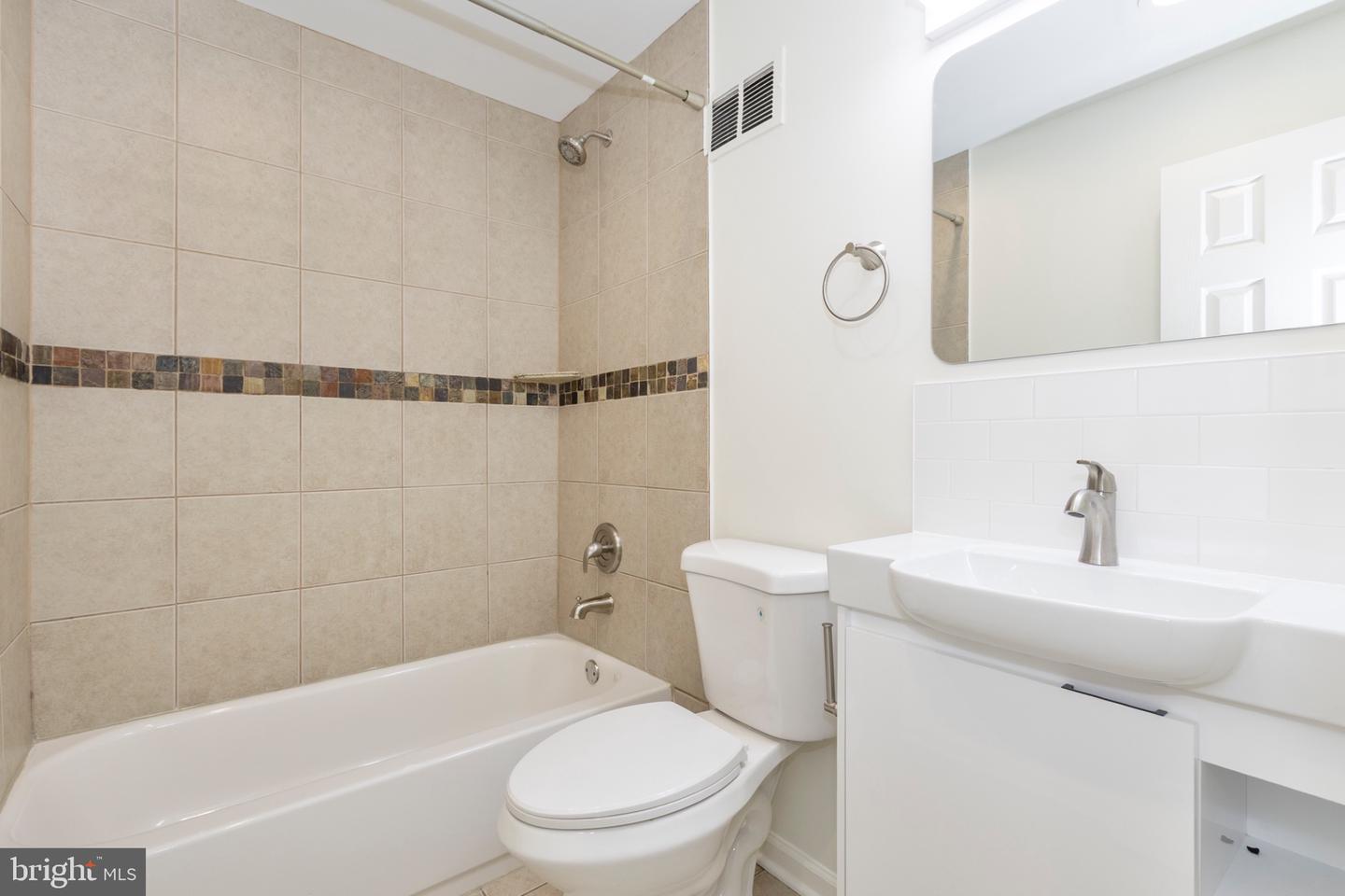 2711 Oakford St Property Photo 13
