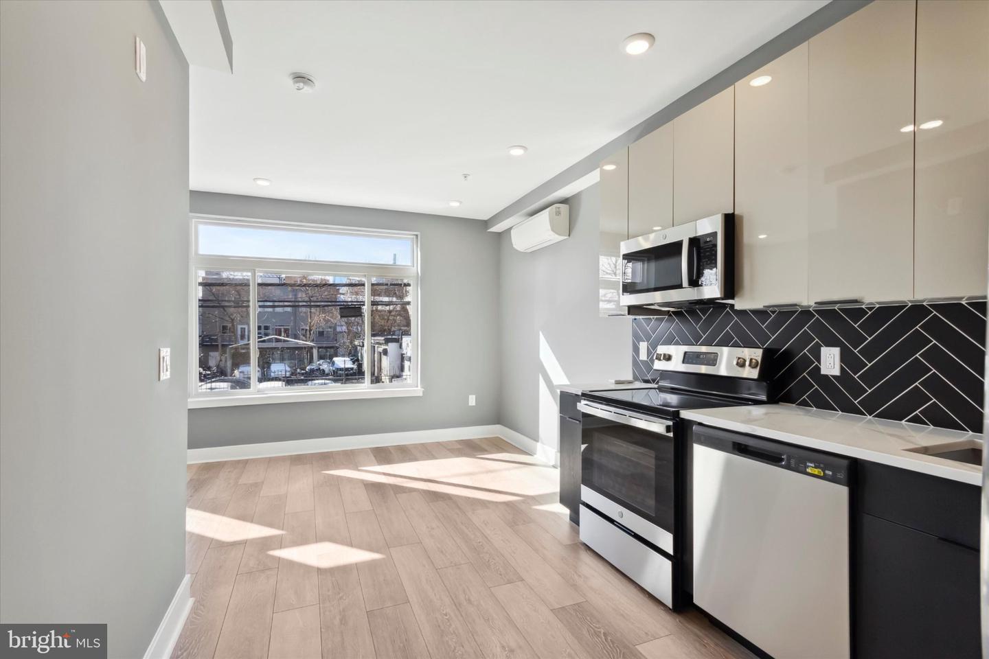 1615 POPLAR ST #UNIT 2 Property Photo 1