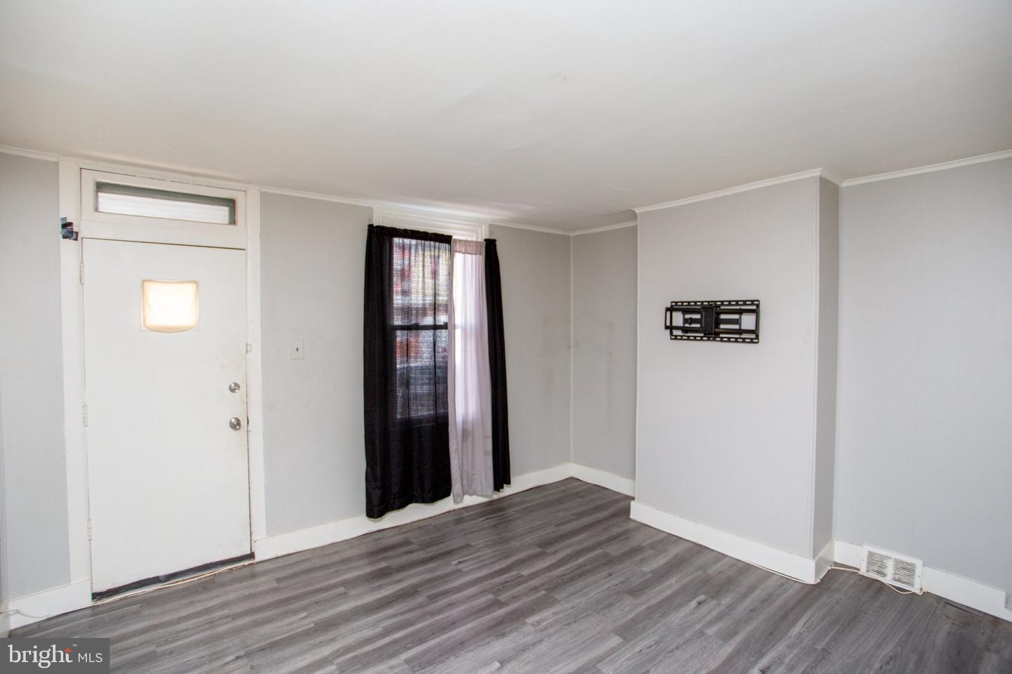 4629 Worth St Property Photo 4