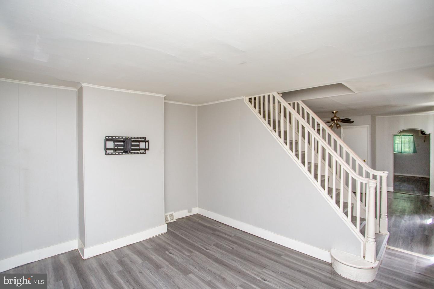 4629 Worth St Property Photo 5