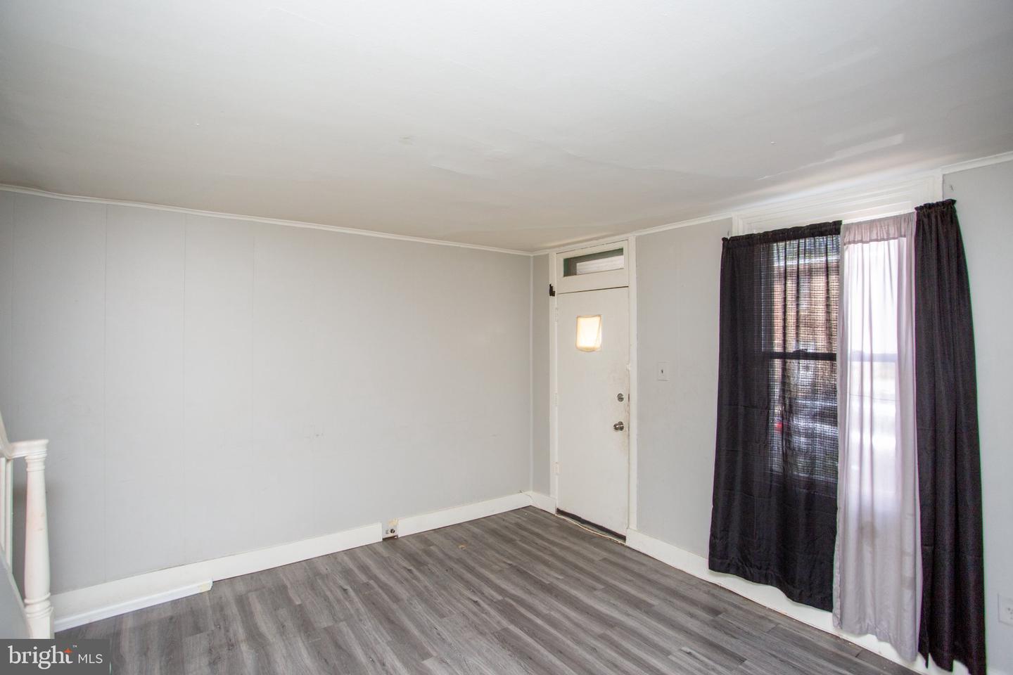 4629 Worth St Property Photo 7