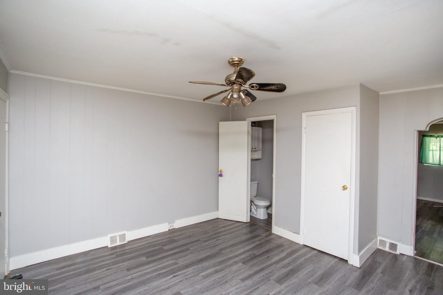 4629 Worth St Property Photo 8