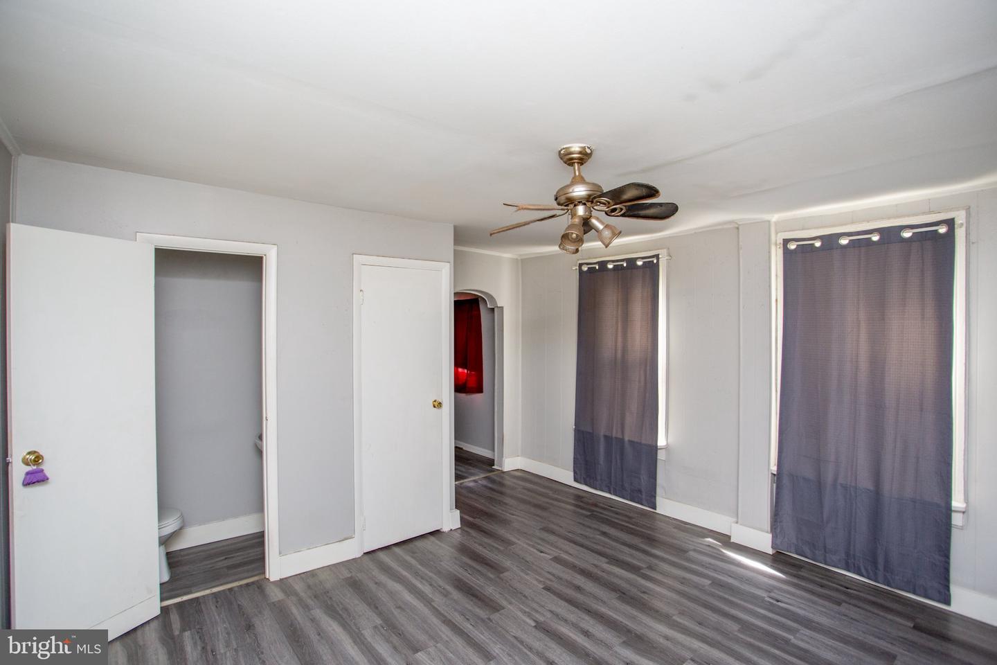 4629 Worth St Property Photo 9
