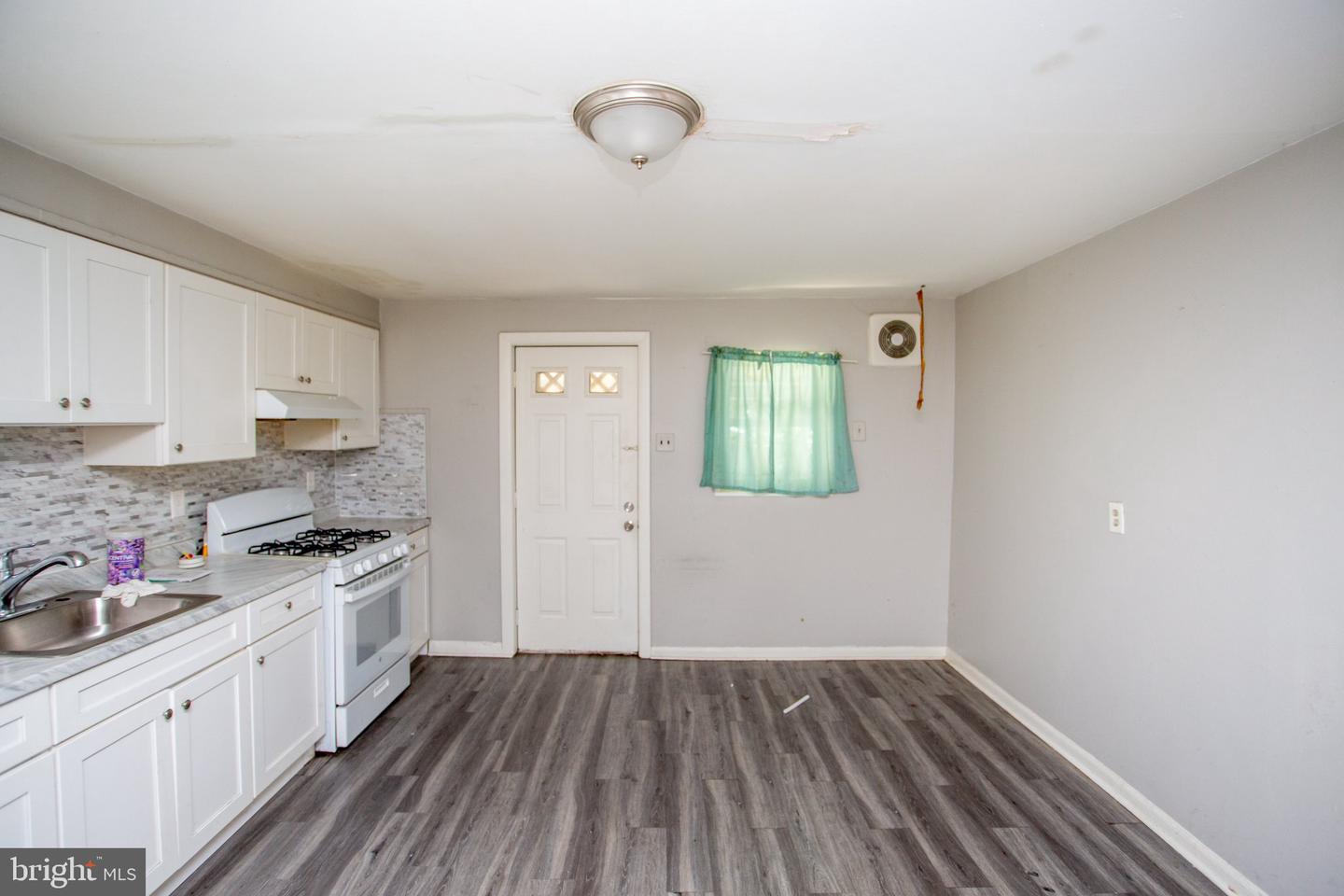 4629 Worth St Property Photo 13