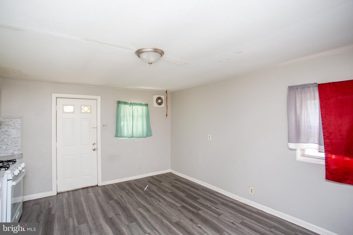 4629 Worth St Property Photo 14