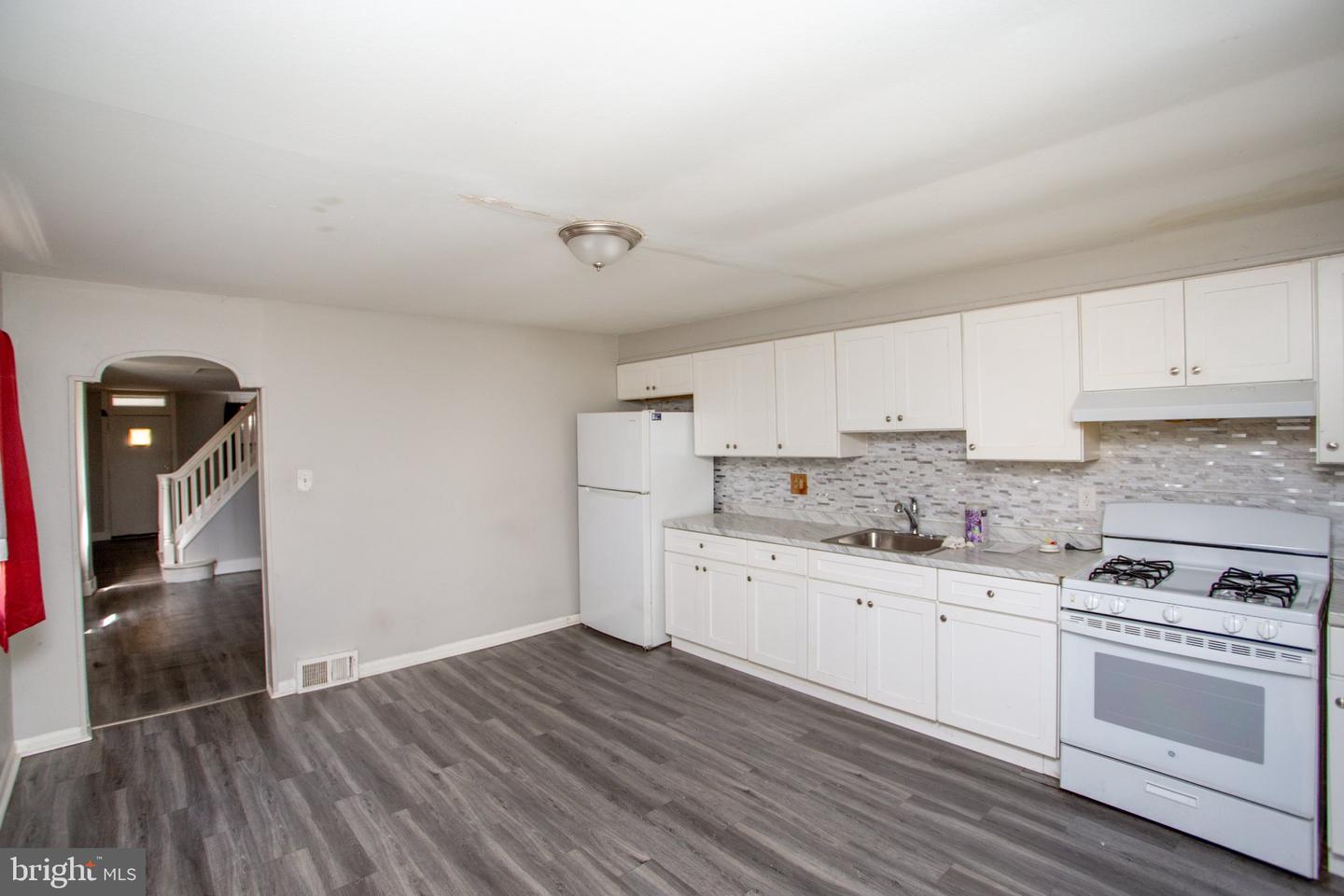 4629 Worth St Property Photo 17