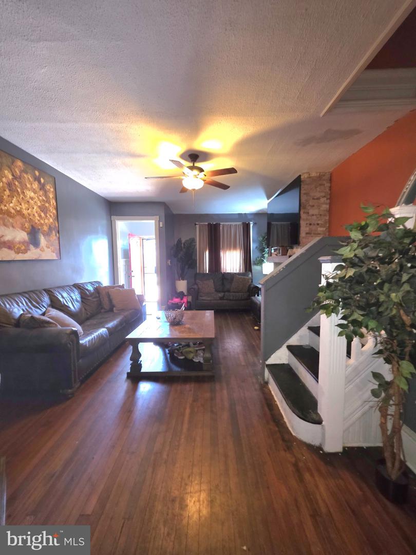 5565 SPRUCE ST Property Photo 1