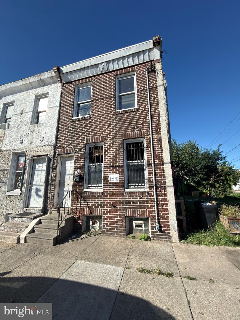 1904 E SOMERSET ST Property Photo 1