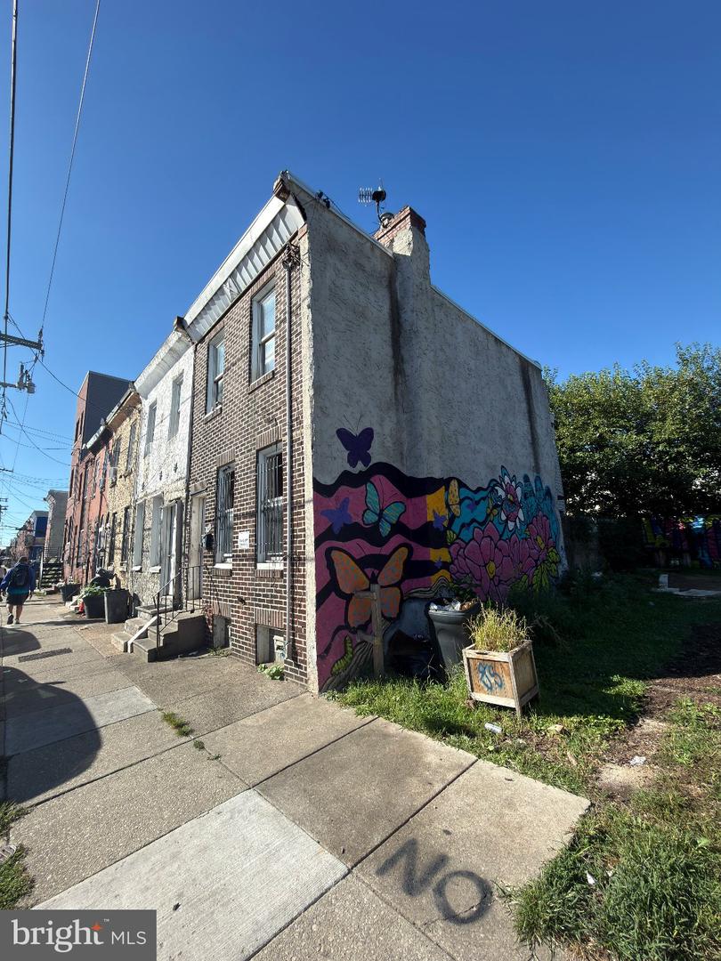 1904 E Somerset St Property Photo 2