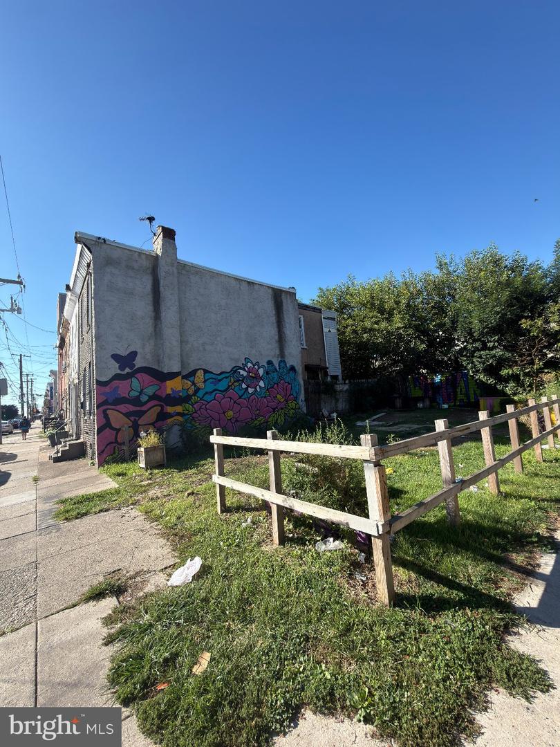1904 E Somerset St Property Photo 3