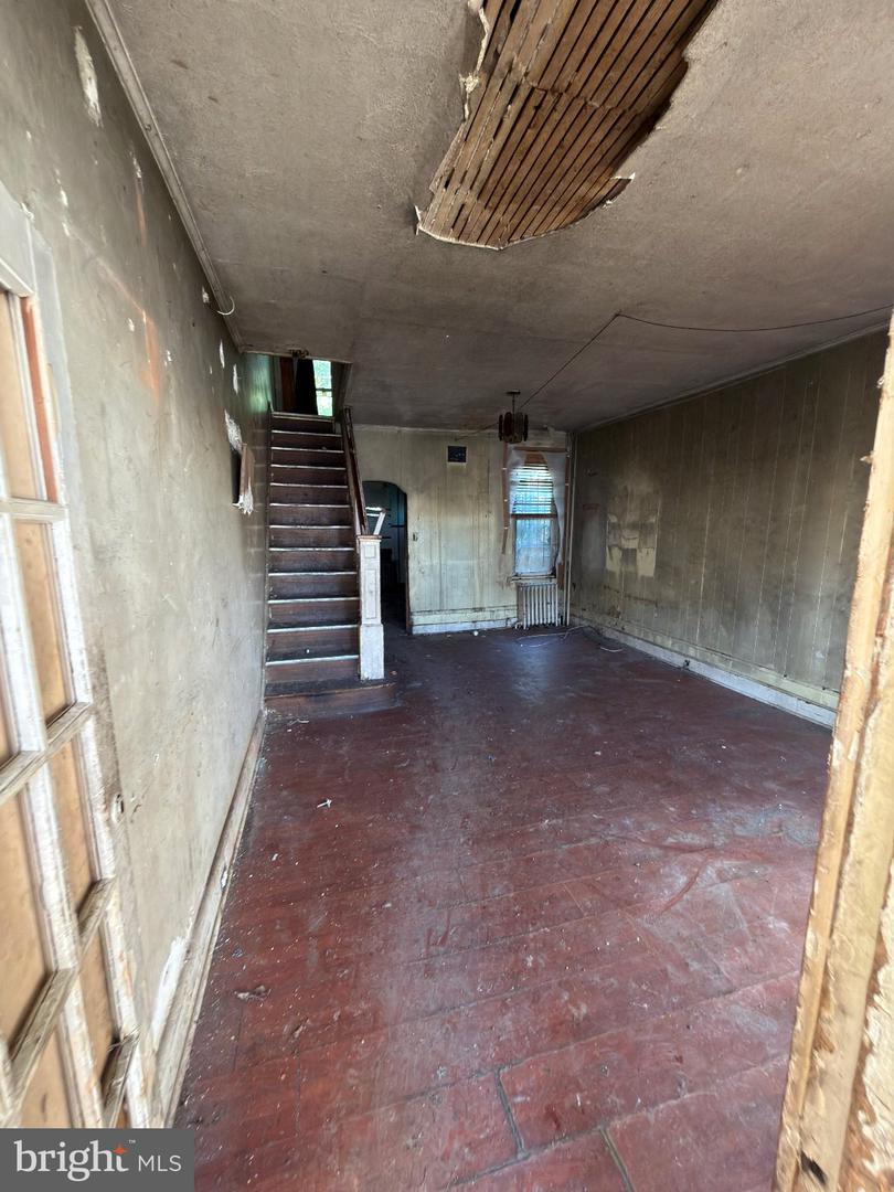1904 E Somerset St Property Photo 6