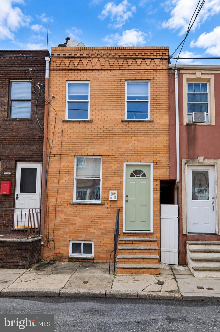 610 SEARS ST Property Photo 1