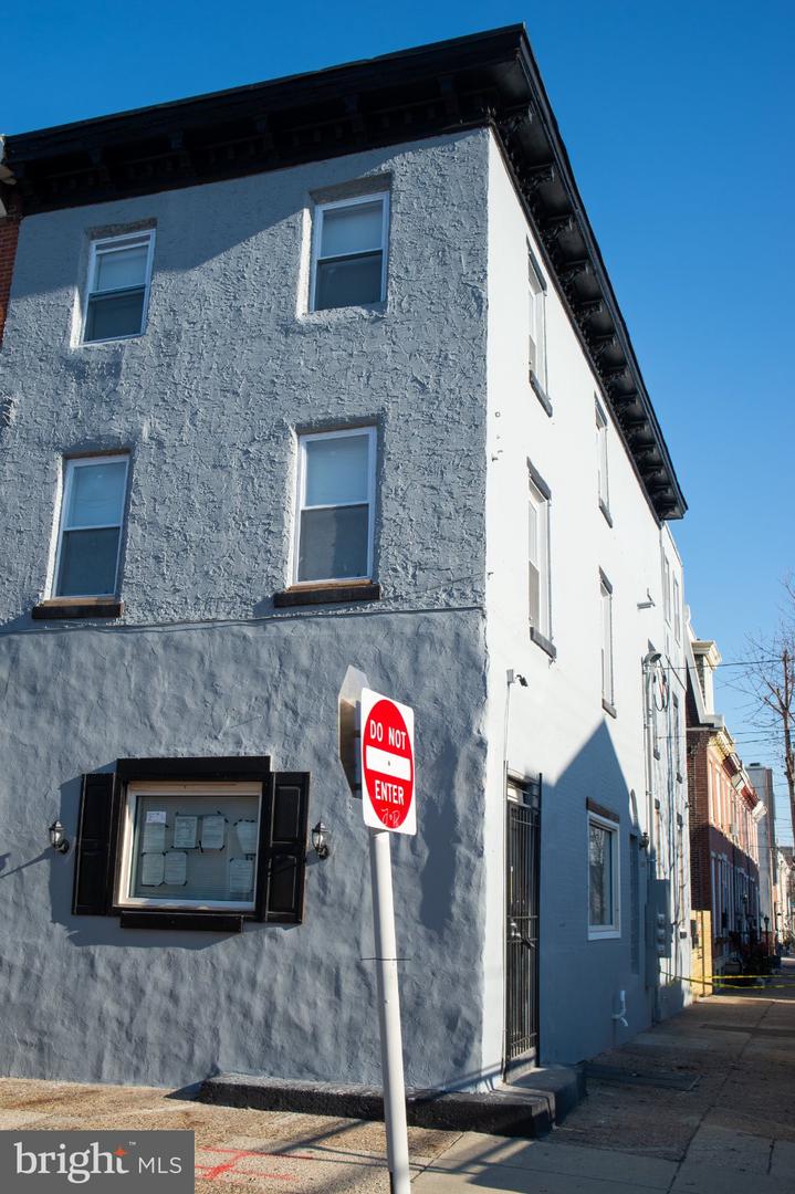 2227 E Cumberland St Property Photo 2