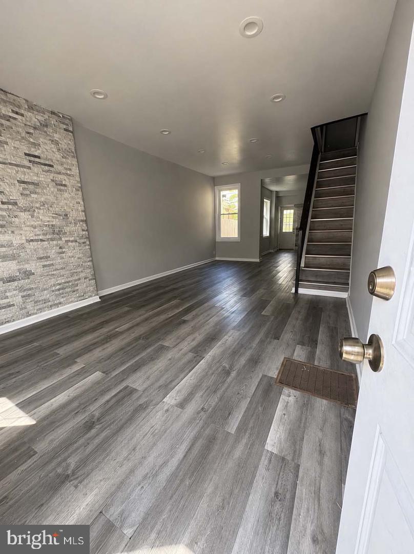 3070 Braddock St Property Photo 4