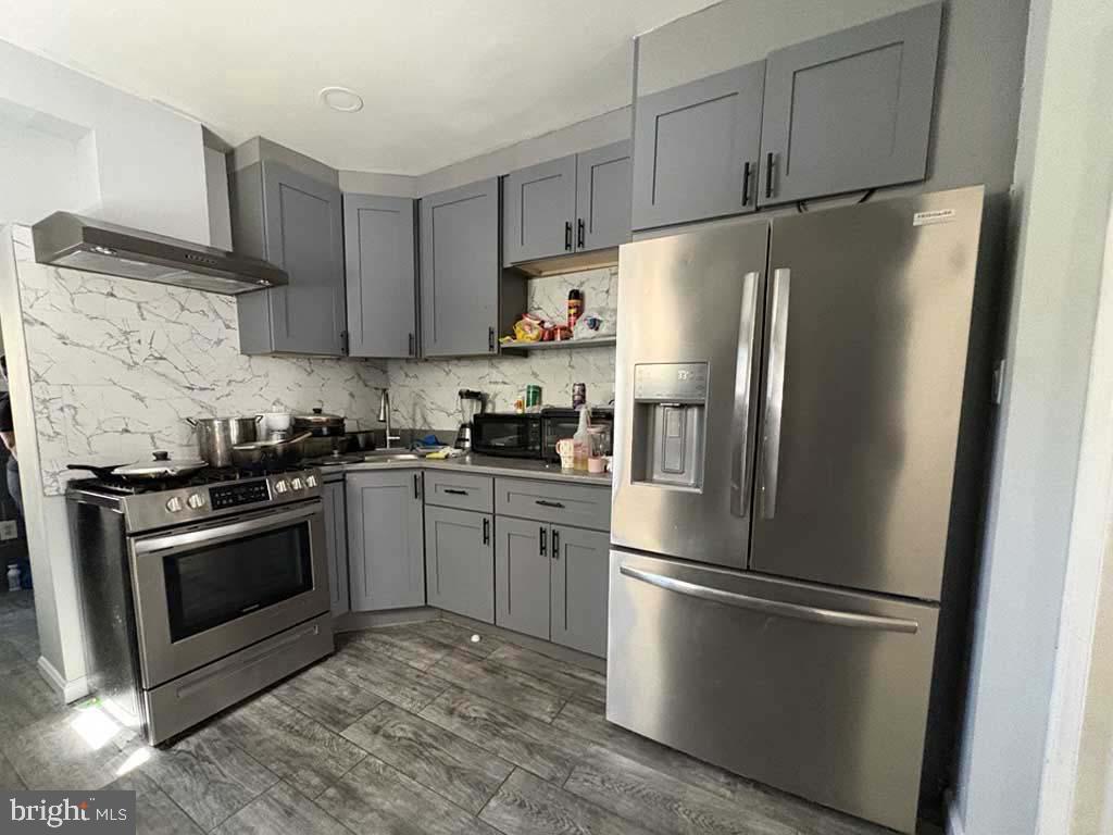 3070 Braddock St Property Photo 8