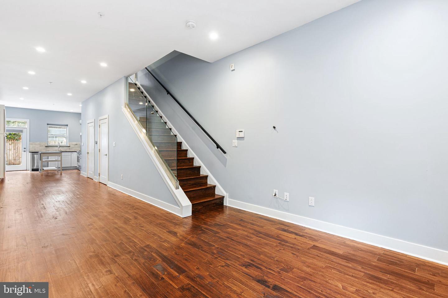 1118 E Oxford St Property Photo 2