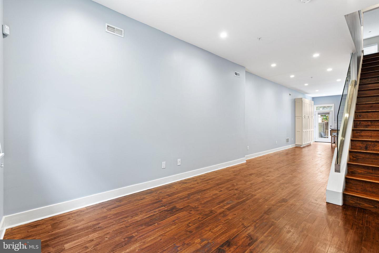 1118 E Oxford St Property Photo 4