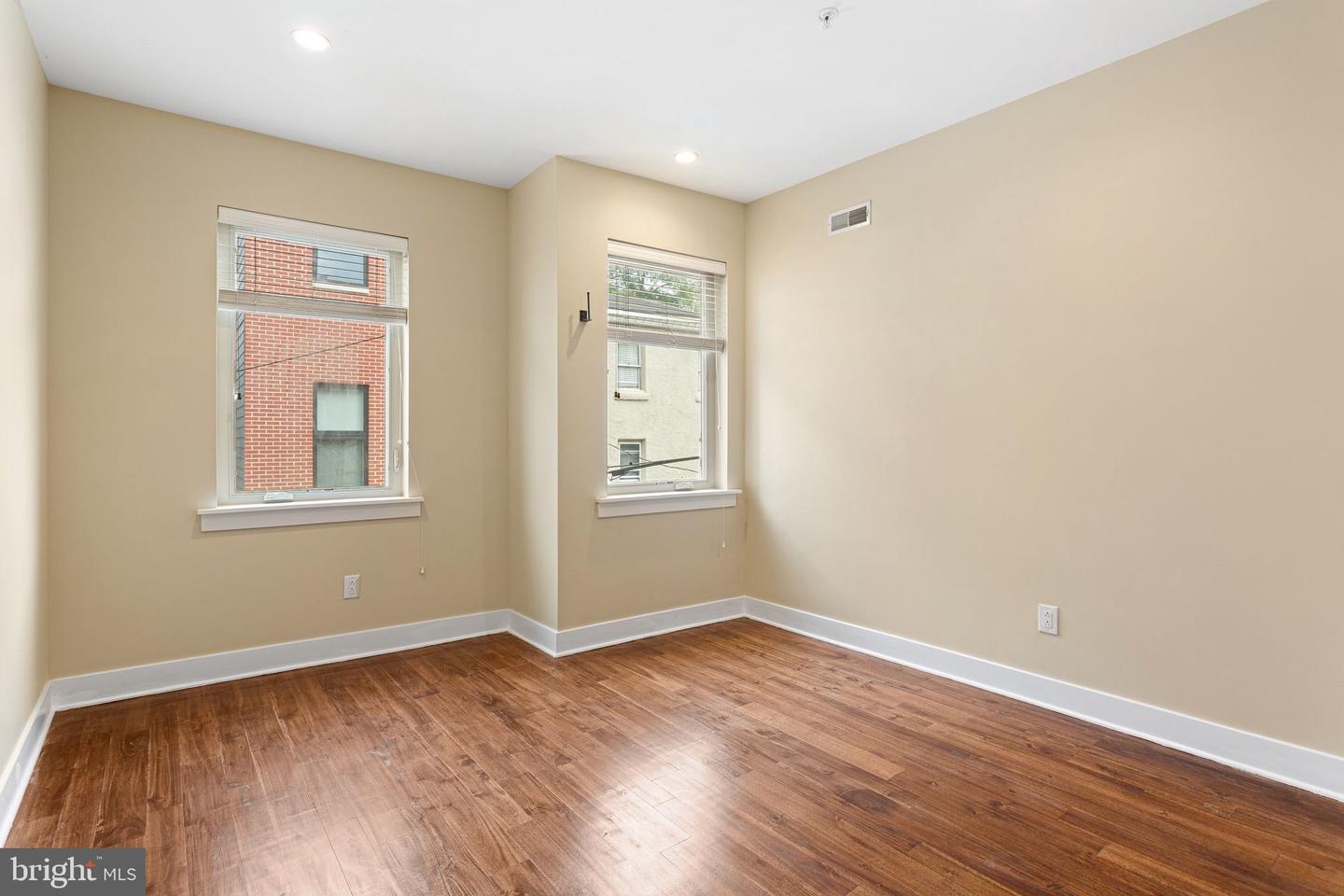 1118 E Oxford St Property Photo 17