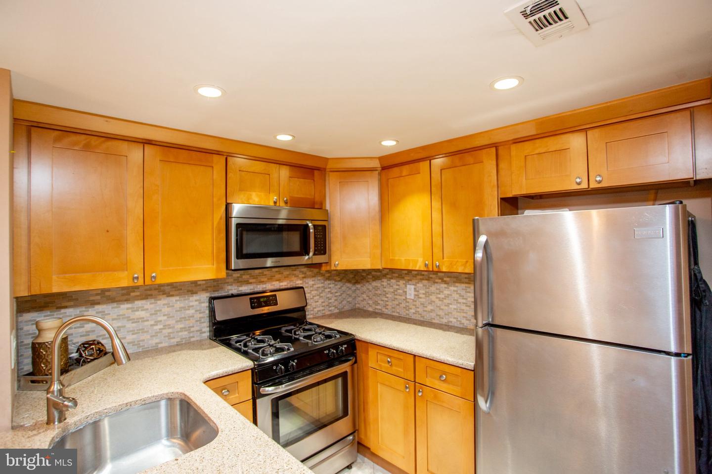 18106 Delaire Landing Rd #106 Property Photo 29