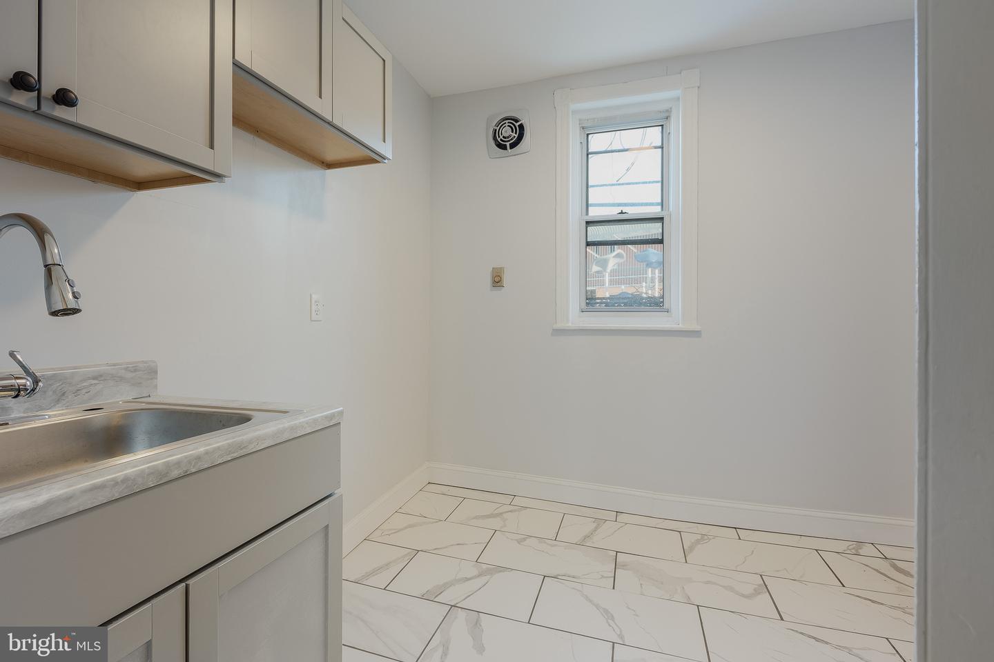 2661 N Douglas St Property Photo 7