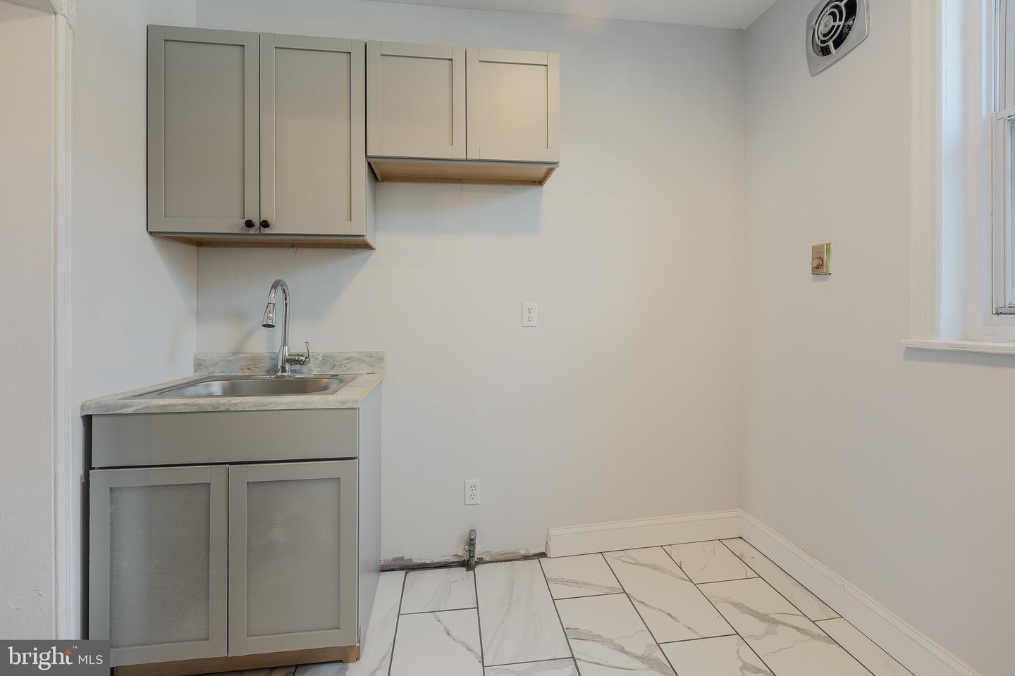 2661 N Douglas St Property Photo 8