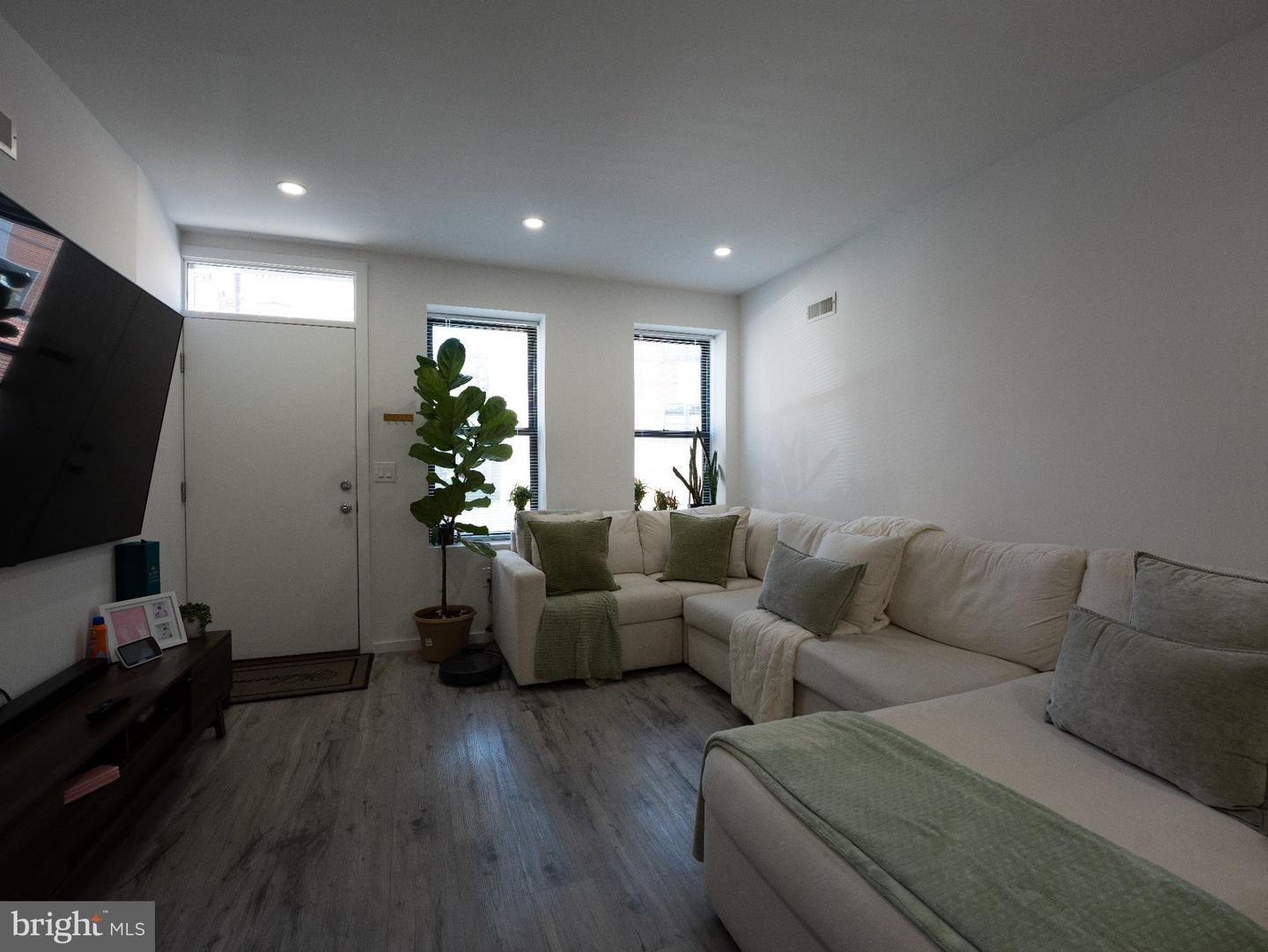 922 W York St Property Photo 5