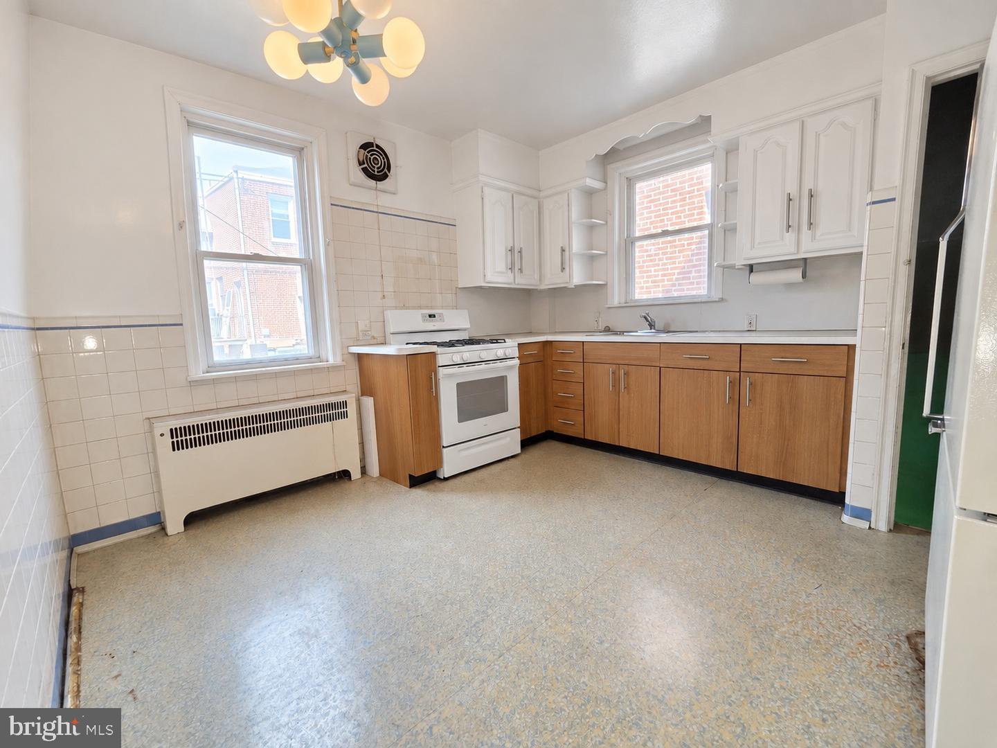 6106 Castor Ave Property Photo 13