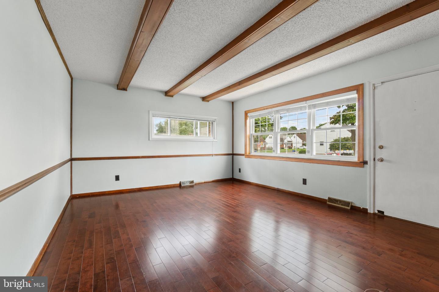 11405 Gifford Ave Property Photo 5